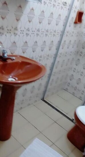 Shower, towels - Hotel Central Rosário (Jundiai)