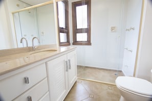 Appartement, Plusieurs lits | Salle de bain | Douche, serviettes fournies