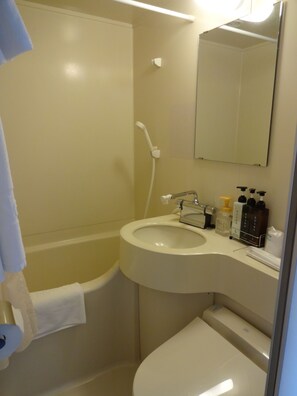 Combined shower/tub, free toiletries, hair dryer, slippers - Hamada NEW Castle Hotel (Hamada)