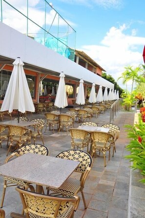 8 innendørsbassenger, bassengparasoller og solsenger