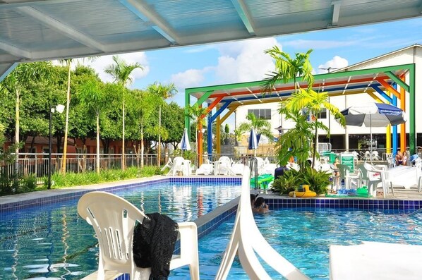 8 innendørsbassenger, bassengparasoller og solsenger