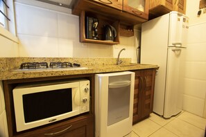 Apartamento, várias camas | Cozinha privada | Geladeira, micro-ondas, fogão, cooktop