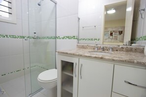 Apartamento, várias camas | Banheiro | Chuveiro, toalhas de banho