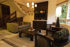 Departamento, varias camas | Área de sala de estar | Televisión