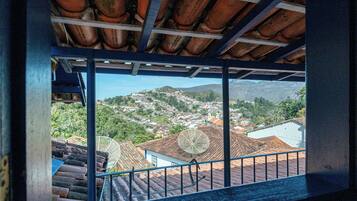 Habitación doble estándar | Tabla de planchar con plancha, wifi gratis y ropa de cama