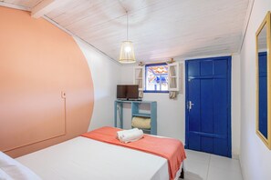 Tabla de planchar con plancha, wifi gratis, ropa de cama