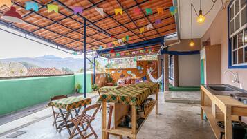 Refrigerador em uma área comum, micro-ondas em uma área comum