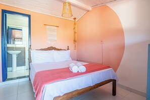 Tabla de planchar con plancha, wifi gratis y ropa de cama