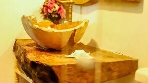 A wooden bowl sink with a stool, a cage, and decorative wall elements. - Casa Jequitibá Rosa (Porto Seguro)