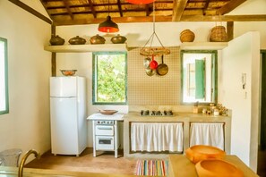 House, Multiple Beds | Shared kitchen | Fridge, microwave, stovetop, coffee/tea maker - Casa Jequitibá Rosa (Porto Seguro)