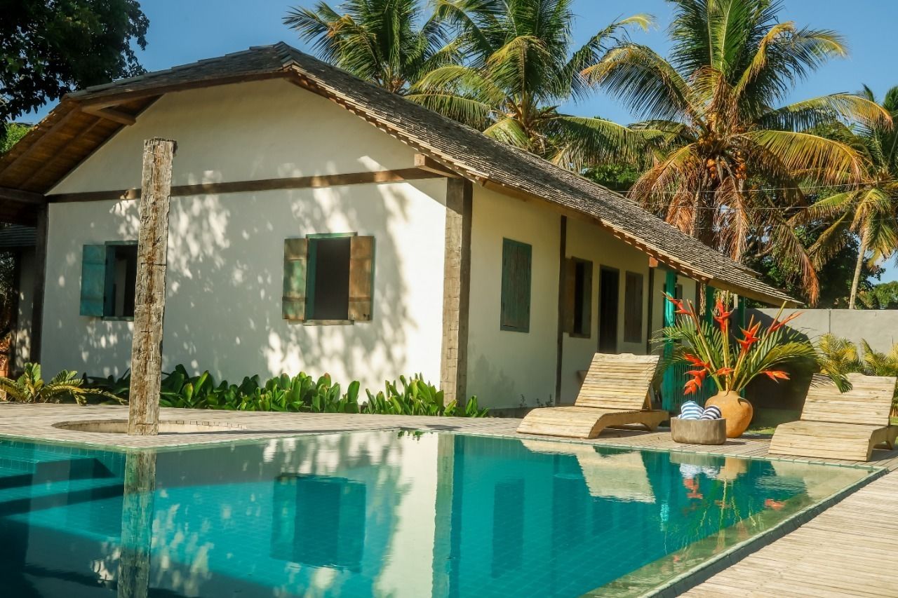 Een buitenzwembad, ligstoelen bij het zwembad