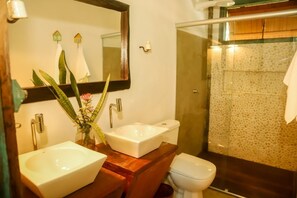 House, Multiple Beds | Bathroom | Free toiletries, hair dryer, towels - Casa Jequitibá Rosa (Porto Seguro)