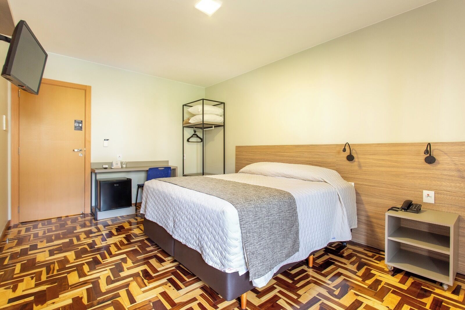 comfort room | desk, laptop workspace, free wifi, bed sheets