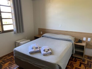 Quarto casal standard | Escrivaninha, espaço de trabalho para notebook, Wi-Fi de cortesia