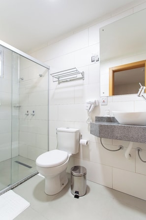 Standard Triple Room | Bathroom