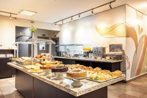 Ilmainen päivittäinen mannermainen aamiainen 