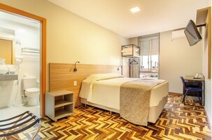 Quarto conforto | Escrivaninha, espaço de trabalho para notebook, Wi-Fi de cortesia