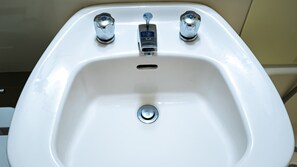 シャワー付き浴槽、レインフォールシャワー、バスアメニティ (無料)、ヘアドライヤー