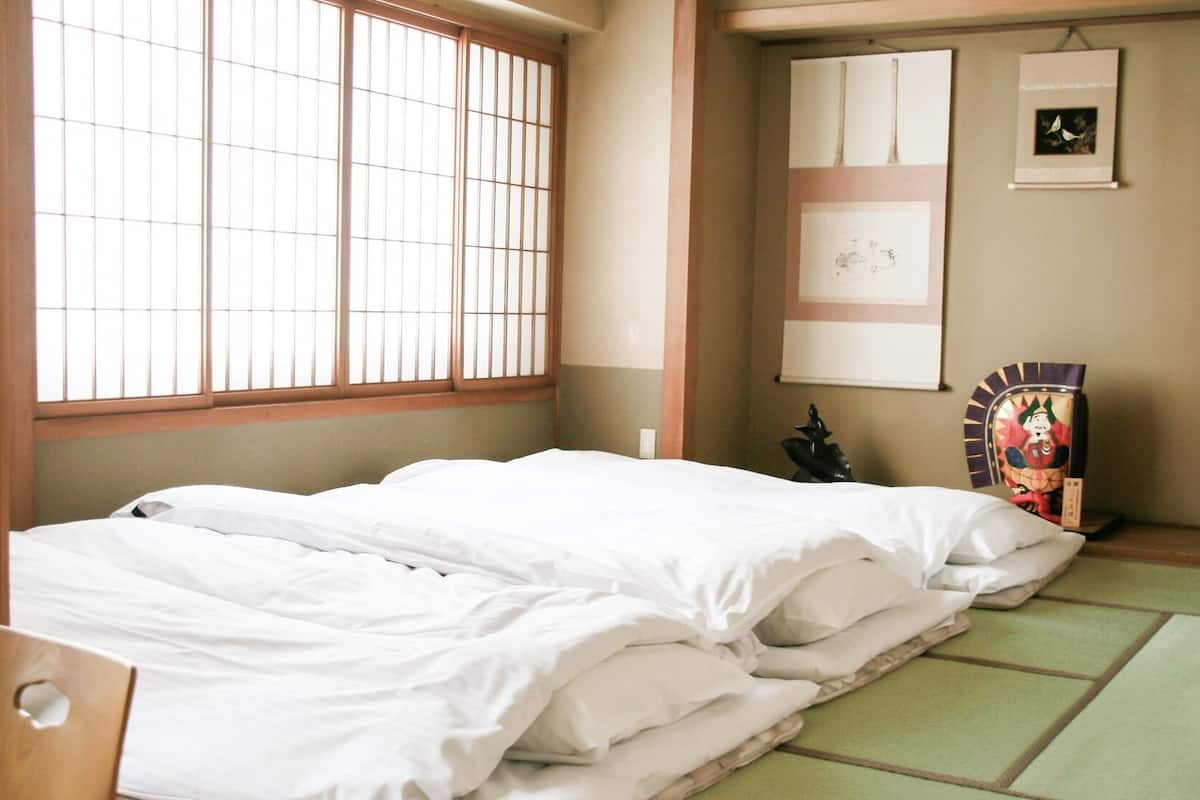 Tabla de planchar con plancha, wifi gratis, ropa de cama