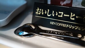 Una cuchara dosificadora de café y un letrero con texto en japonés.