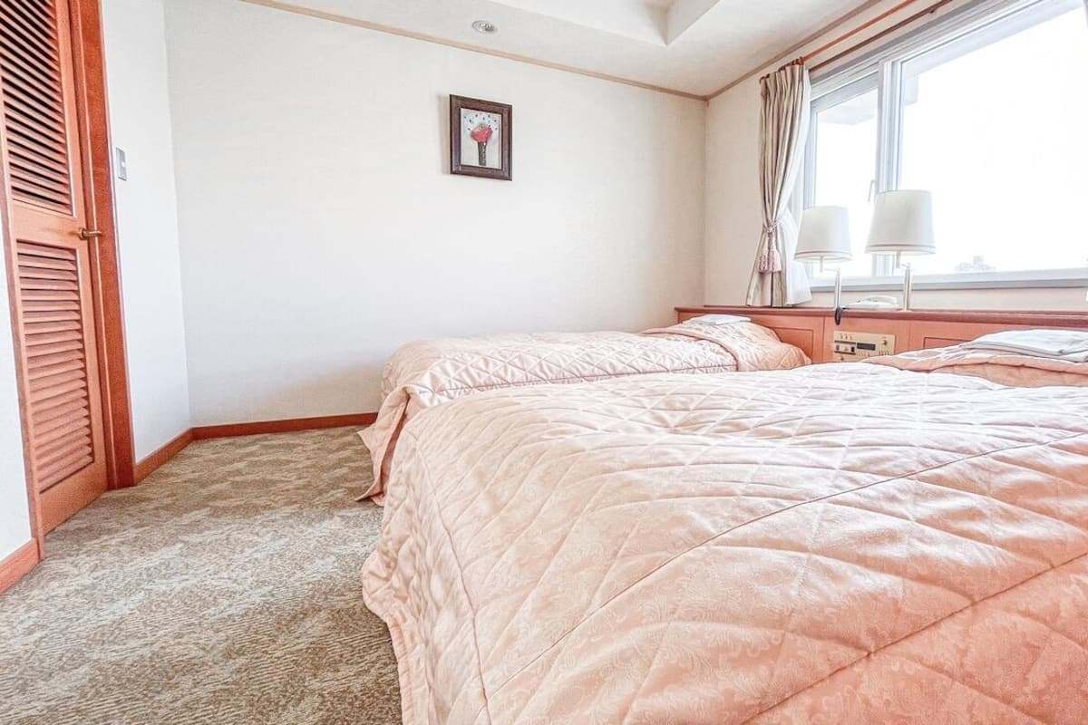 Tabla de planchar con plancha, wifi gratis, ropa de cama