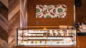 Une vitrine de pâtisserie présentant divers gâteaux et desserts.