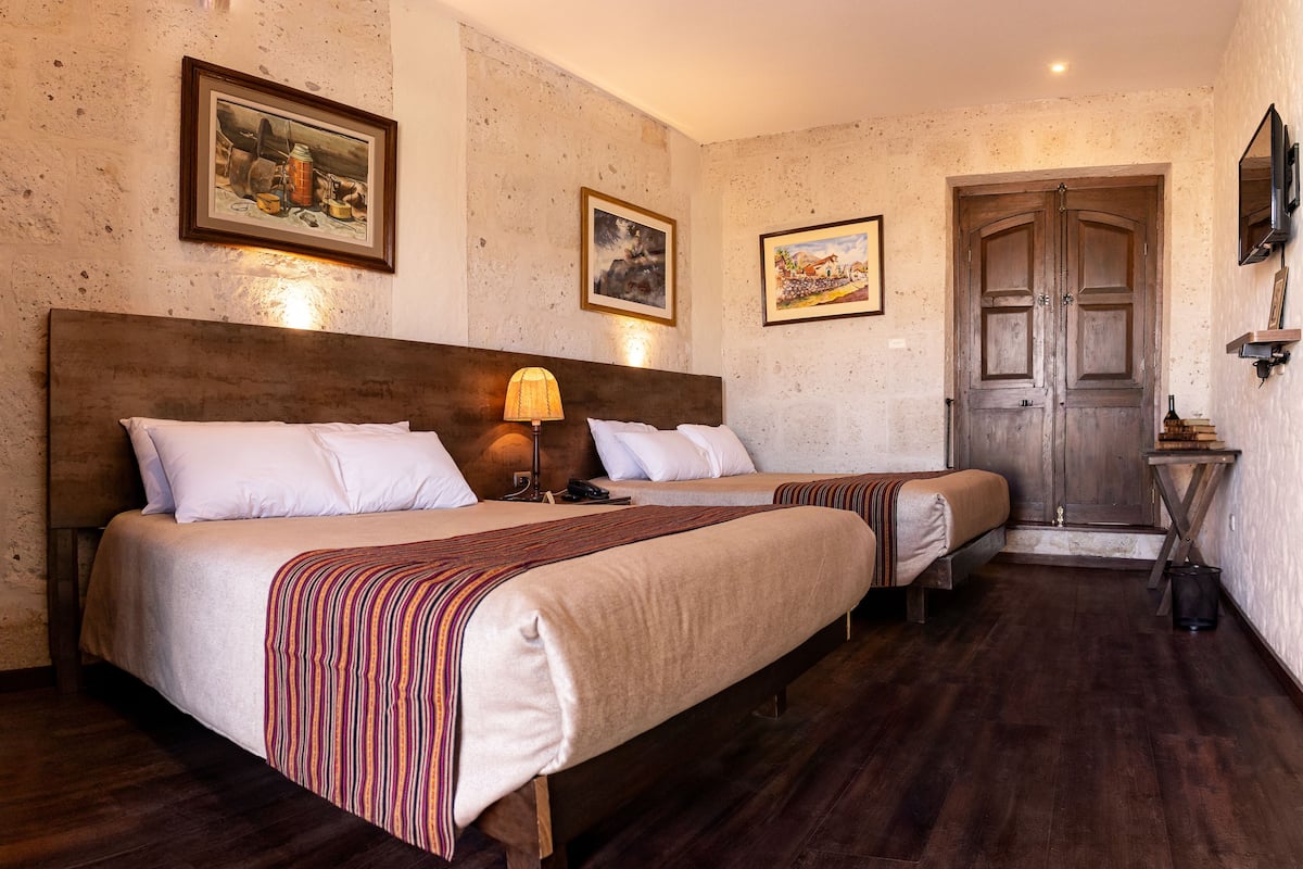 Deluxe-Doppelzimmer, 2 Doppelbetten, Blick auf den Innenhof (Mismi y Solimana) | 1 Schlafzimmer, hochwertige Bettwaren, Daunenbettdecken