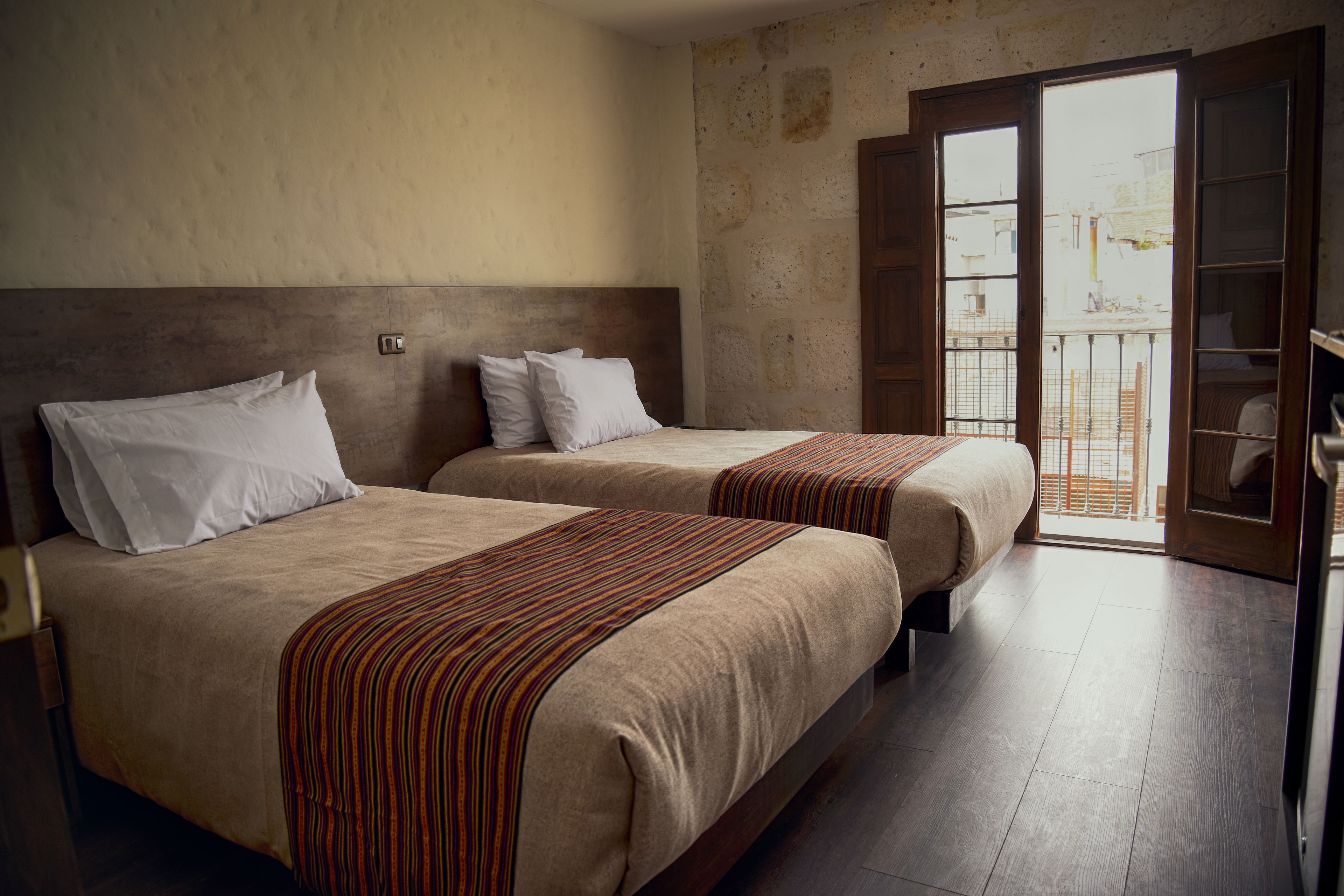 Deluxe-Doppelzimmer, 1 Schlafzimmer, Blick auf den Innenhof | Hochwertige Bettwaren, Daunenbettdecken, Pillowtop-Betten, Minibar