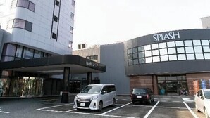 A hotel with a modern design, featuring a large sign labeled 'SPLASH'. - Hotel Ermou Regency (Shimizu)