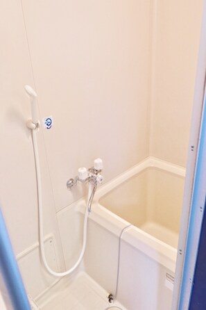 Deep soaking bathtub
