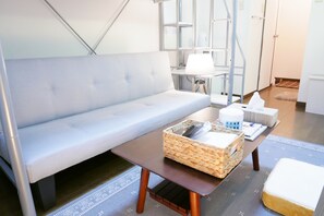 Basic Room, Berbilang Katil | Dihias secara berasingan, dilengkapkan perabot secara berasingan, meja