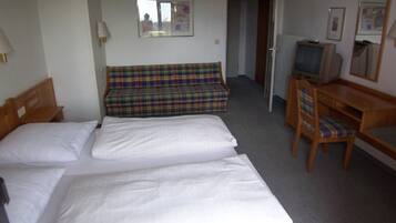 Desk, soundproofing, cribs/infant beds, free WiFi