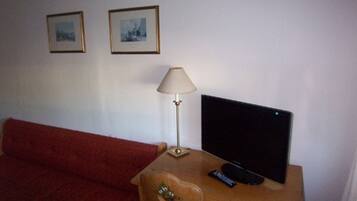 Desk, soundproofing, cribs/infant beds, free WiFi