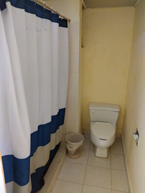 Shower, free toiletries, towels - Hotel Granada (Campeche)
