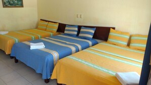 Quarto triplo básico, várias camas | Cortinas blackout, Wi-Fi de cortesia