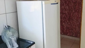 Eenvoudige kamer, 1 twee- of 2 eenpersoonsbedden | Gemeenschappelijke keuken | Een koelkast, een microgolfoven, kookgerei, borden en bestek