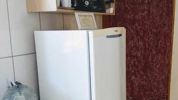 Basic Double or Twin Room | Shared kitchen | Fridge, microwave, cookware/dishes/utensils