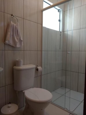 Shower, rainfall showerhead, free toiletries, towels - Acomodações Silvestre (Taubate)