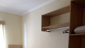 Eenvoudige kamer, 1 twee- of 2 eenpersoonsbedden | 7 slaapkamers, hypoallergeen beddengoed, een strijkplank/strijkijzer