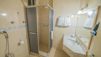 Een douche, gratis toiletartikelen, een haardroger, handdoeken