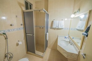 Een douche, gratis toiletartikelen, een haardroger, handdoeken