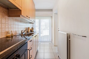 Appartement, 1 slaapkamer (Etoilée GV04) | Privékeuken | Een koelkast met diepvriezer, een microgolfoven, een oven, een kookplaat