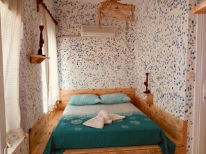 Chambre double, 1 lit double | Décor unique, ameublement unique, fer et planche à repasser