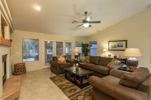 Nhà, 3 phòng ngủ | Khu phòng khách | TV màn hình phẳng, lò sưởi, đồ chơi 