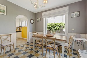 تناول الطعام داخل الغرفة