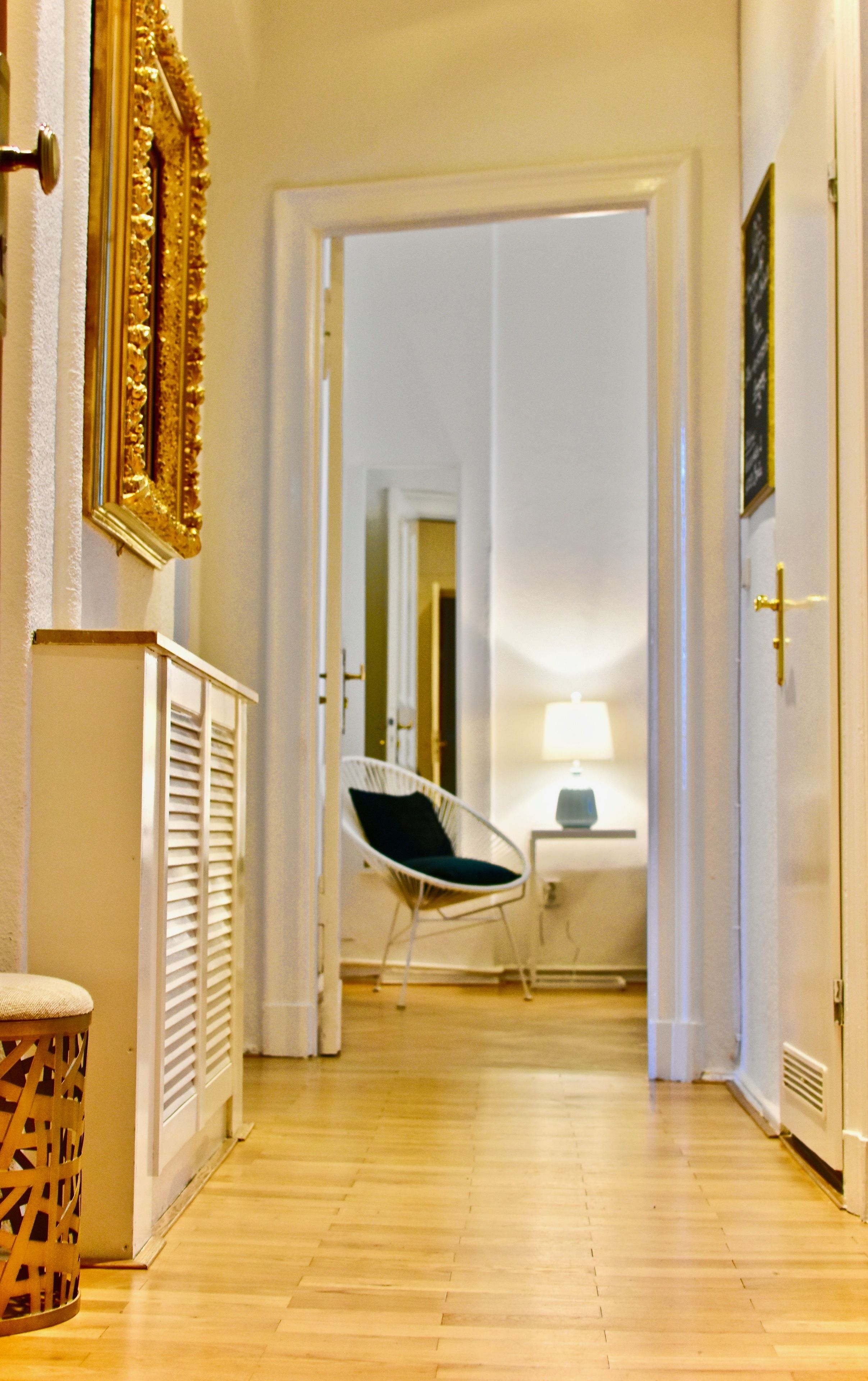 Apartamento Deluxe, 2 habitaciones | Zona de estar | Una televisión LED