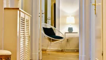 Apartamento Deluxe, 2 habitaciones | Zona de estar | Una televisión LED