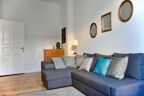Superior-Apartment, 2 Schlafzimmer | Wohnzimmer | LED-Fernseher