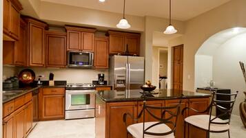 Condo, 3 Bedrooms | Private kitchen | Fridge, microwave, stovetop, dishwasher