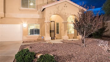 House, 5 Bedrooms | Front of property